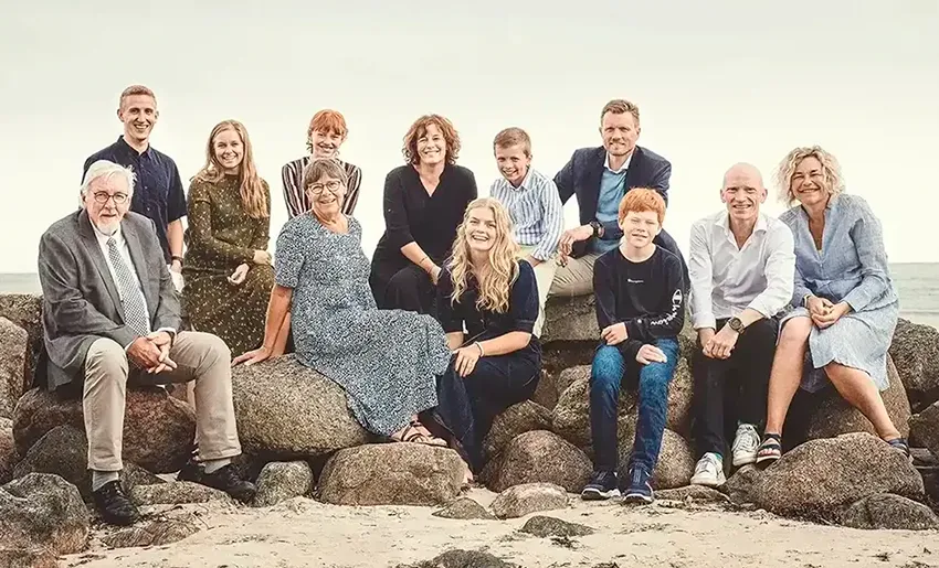 Familiefotografering ved vandet i Aarhus – naturligt portræt udendørs